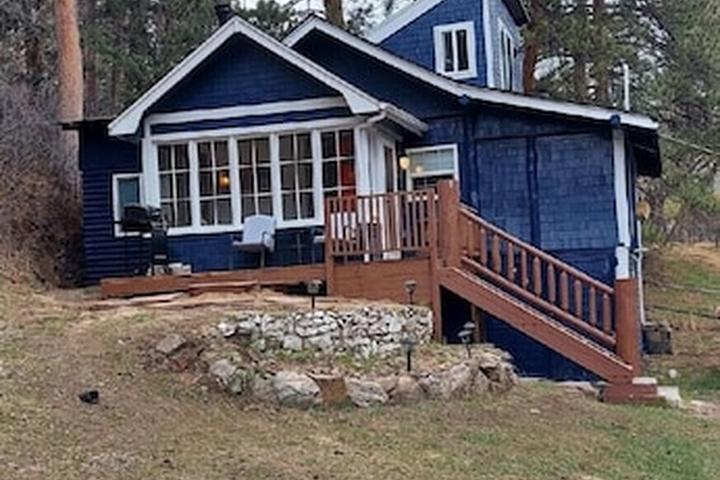 Pet Friendly Cozy 2BR Cabin 25 Minutes from Denver