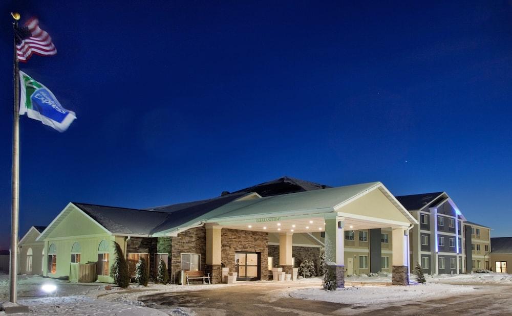 Pet Friendly Holiday Inn Express Hotel & Suites Beatrice an IHG Hotel