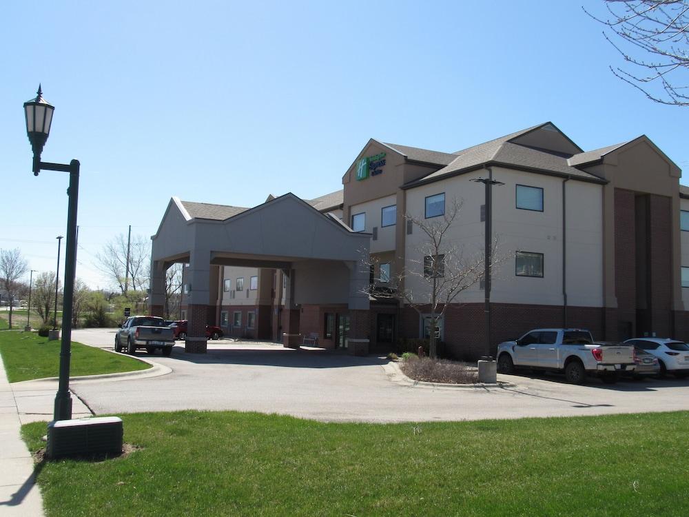 Pet Friendly Holiday Inn Express & Suites South - Lincoln an IHG Hotel