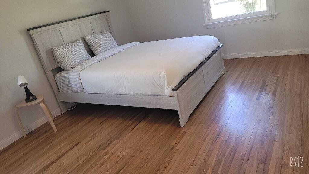 Beautiful Sherman Oaks 3/1 Near Universal Studios Pet Policy
