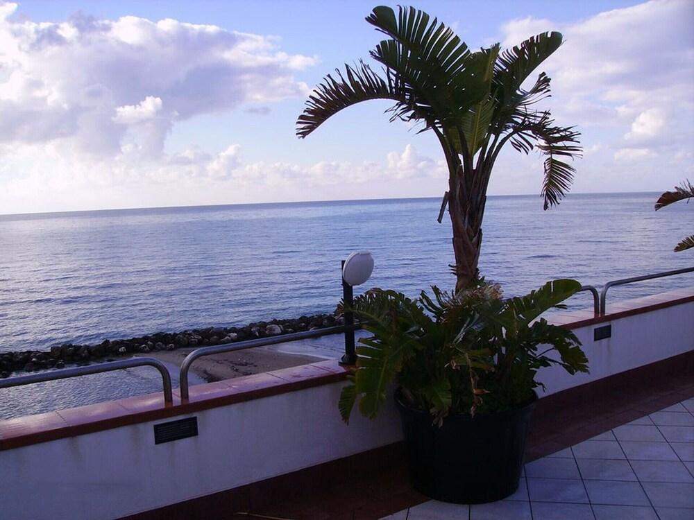 Pet Friendly Apartment with Terrace on the Sea 