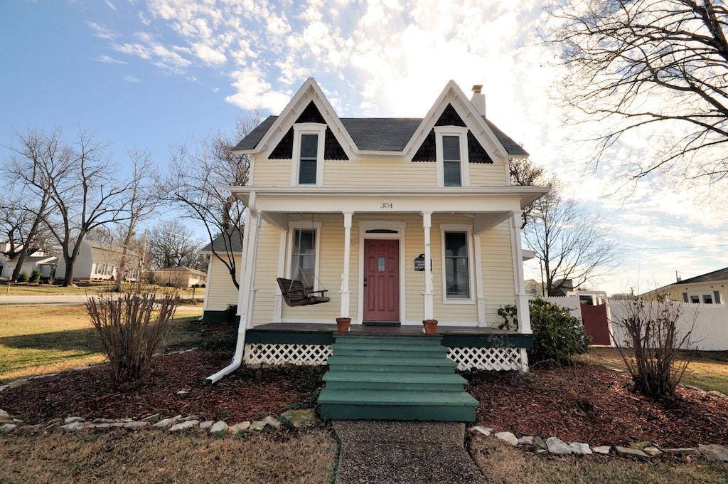 Romantic Historic Cottage in the Ozarks Pet Policy