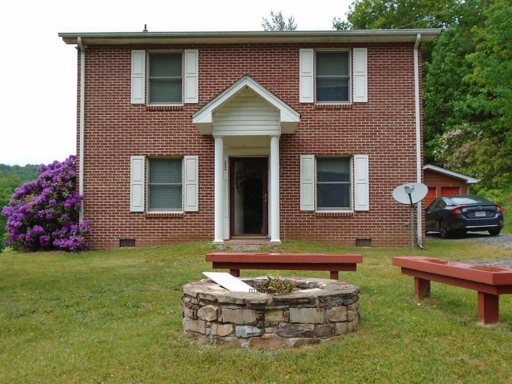 Brick Cottage Near Hungry Mother & Mount Rogers Pet Policy