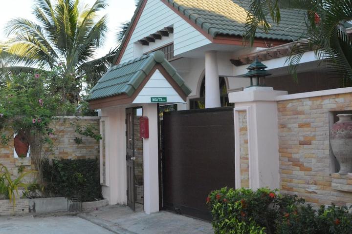 Pet Friendly 4 Bedroom Pool Fitness Deluxe in Gated Village