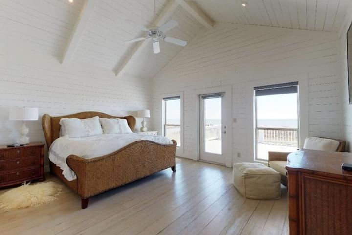 Pet Friendly 4-Bedroom Home on the Beach with Amazing Views