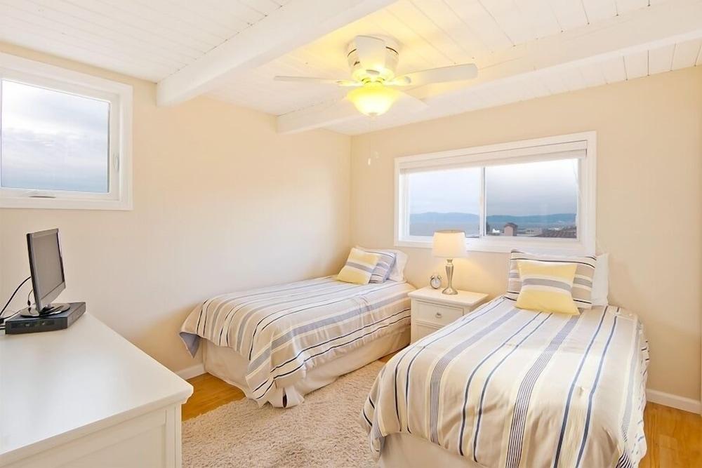 Pet Friendly Manhattan Beach 2-Bedroom Condo