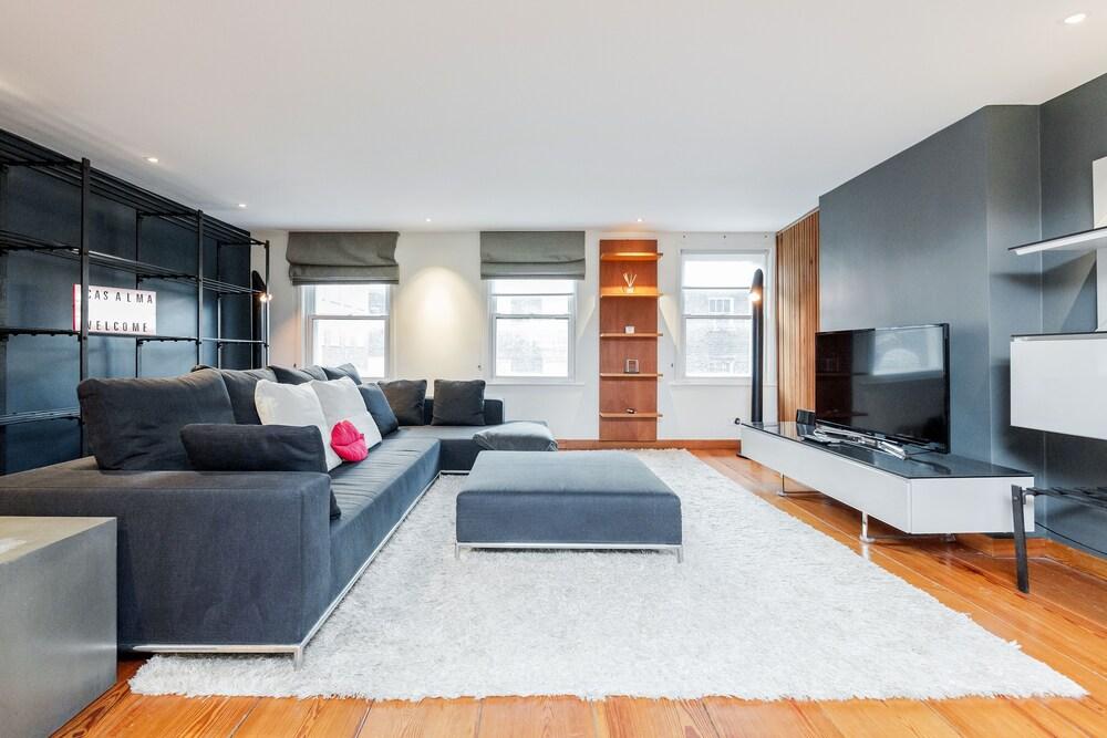 Pet Friendly Mayfair 2-Bedroom Flat with Roof Terrace