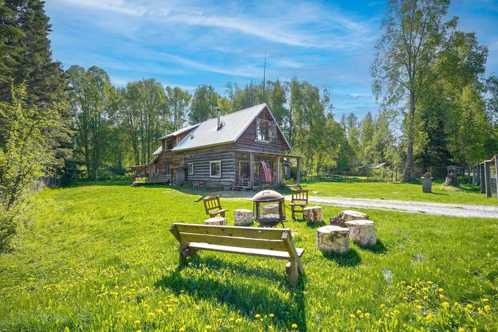 Pet Friendly Historic Century-Old Cabin in Downtown Hope