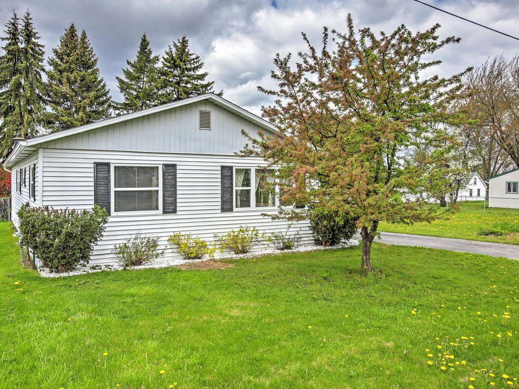 Houghton Lake Heights Cottage with Private Yard Pet Policy