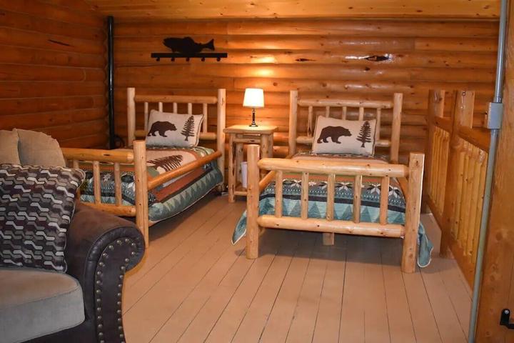 Pet Friendly Modern Log Cabin with a Cozy Cabin Feel