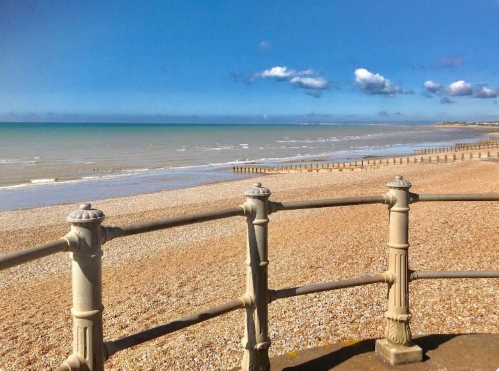 Pet Friendly Fresh & Bright Seafront Flat