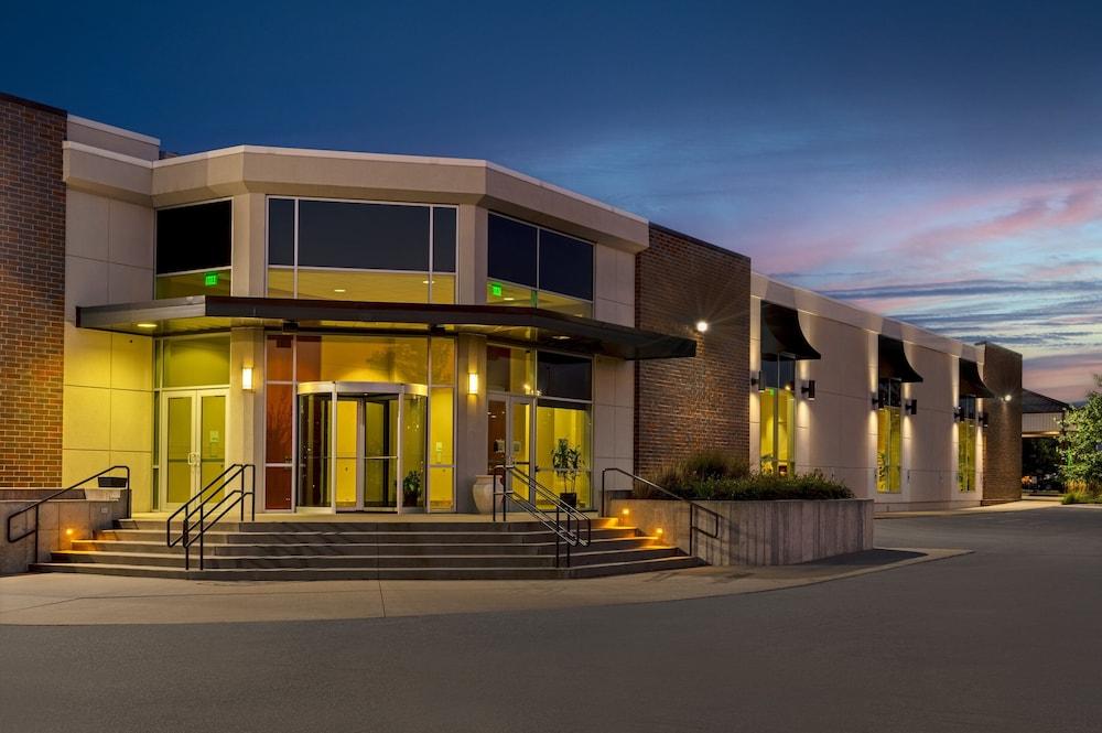 Holiday Inn Des MoinesAirport/Conf Center an IHG Hotel Pet Policy