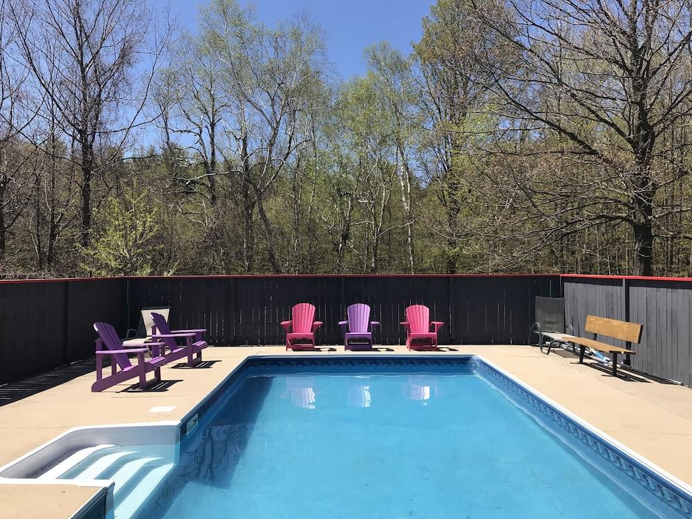 7BR Chalet with Pool & Hot Tub in Blue Mountain Pet Policy