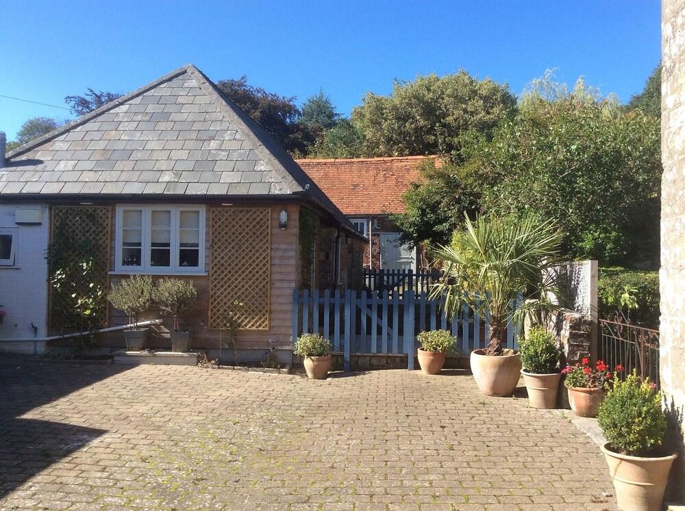 Pet Friendly 17th Century Converted Coach House in Shaftesbury