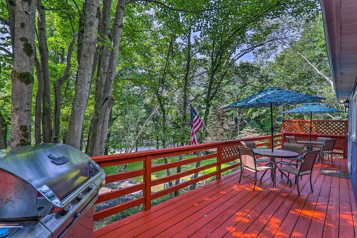 Pet Friendly Blakeslee Cottage with Fire Pit & Deck