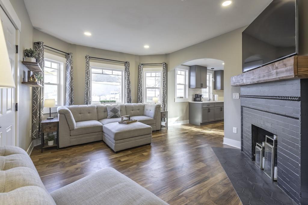 3/1 Spokane House with Relaxing Hot Tub Pet Policy