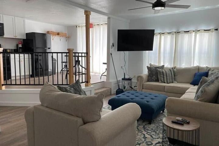 Pet Friendly Upstairs Apartment on Route 66