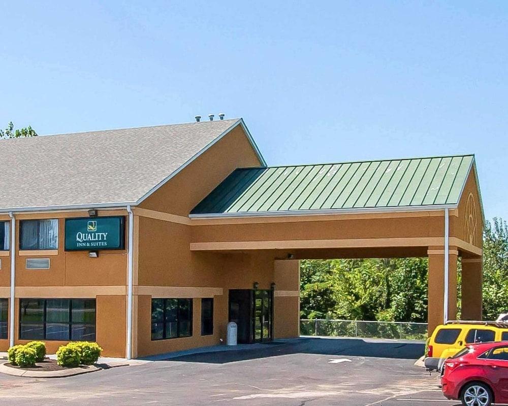 Pet Friendly Quality Inn and Suites Centerv