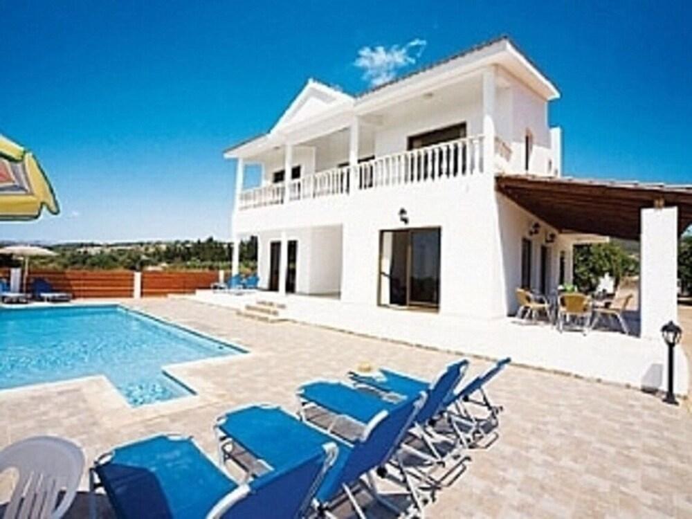 Pet Friendly Stunning 4BR Villa with Private Pool & Sea View
