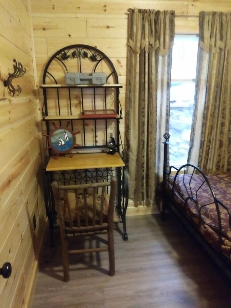 Pet Friendly 4/2 Cabin on the River