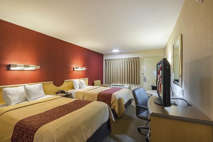 Pet Friendly Red Roof Inn Indianapolis North College Park