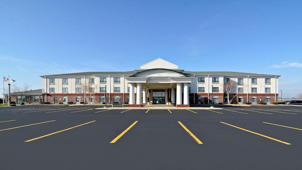 Pet Friendly Holiday Inn Express Hotel & Suites Fort Atkinson an IHG Hotel
