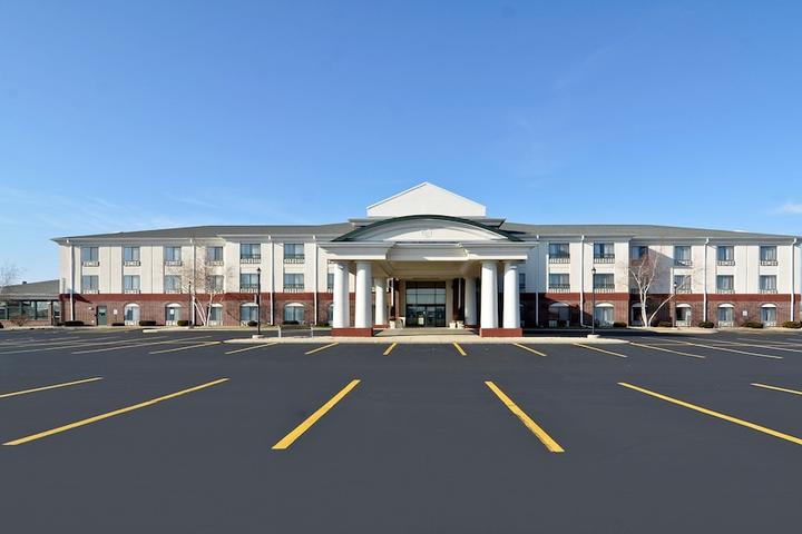 Pet Friendly Holiday Inn Express Hotel & Suites Fort Atkinson an IHG Hotel