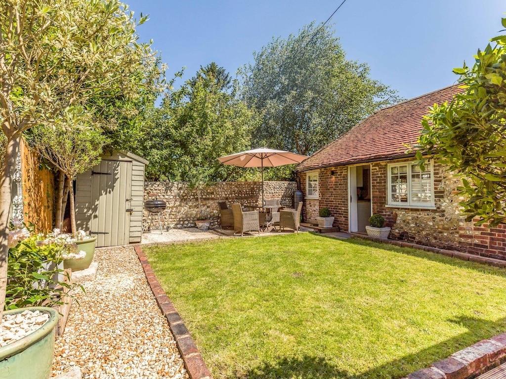 Pet Friendly Charming Cottage with Pretty Private Garden