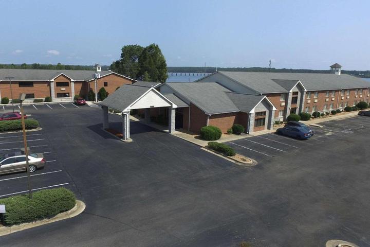 Pet Friendly Clarion Pointe on Lake Clarksville