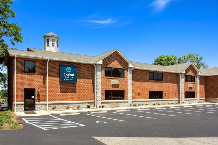 Pet Friendly Clarion Pointe on the Lake Clarksville - South Hill West