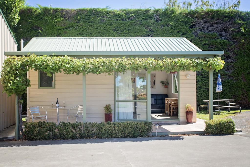 Pet Friendly Palm Tree Cottage in Rural Havelock North