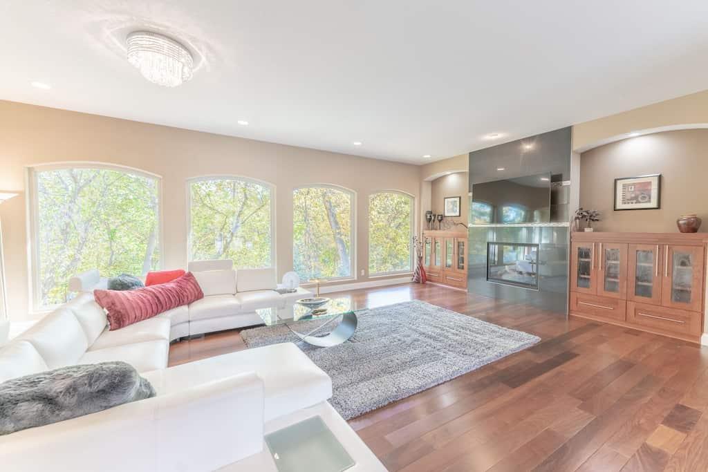 Luxury 5BR Wayzata Home Near Lake Pet Policy