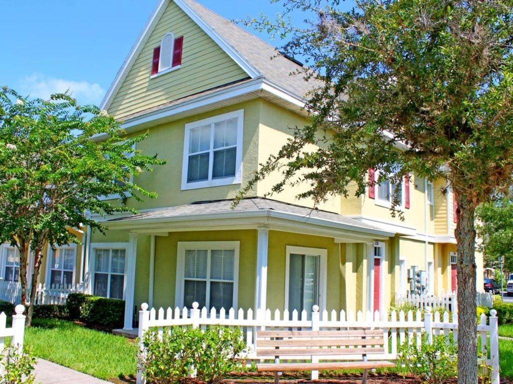 Yellow Townhouse near Playground Pet Policy
