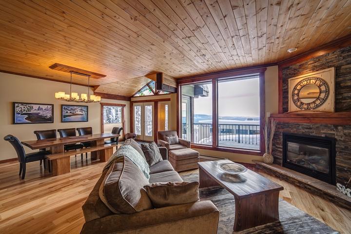 Pet Friendly Luxury Chalet with Hot Tub Near Skiing