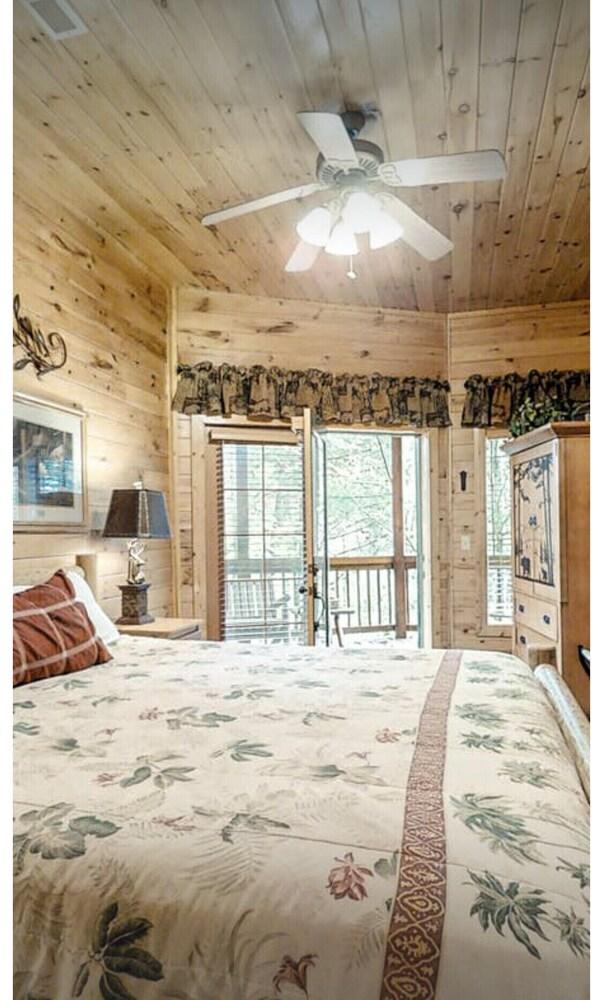 6/5 Sevierville Cabin with Hot Tub in the Smokies Pet Policy