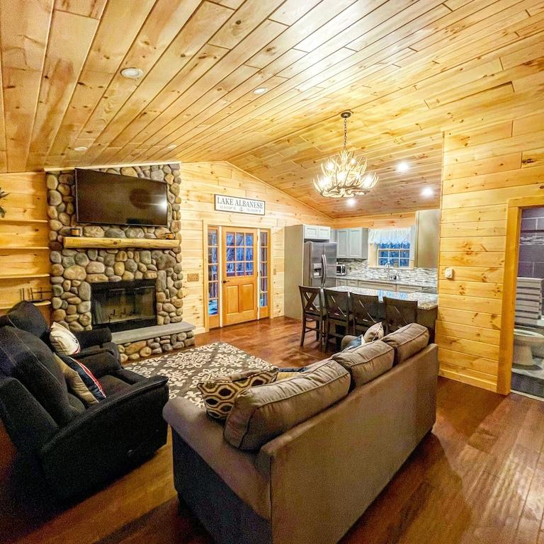 Pet Friendly Pines Cabin on Lake Albanese