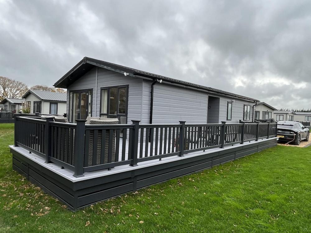 Pet Friendly Luxurious 2-Bed Lodge in St. Helens Ryde