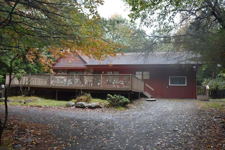 Pet Friendly 5-Bedroom Cabin with Game Room & Fireplace