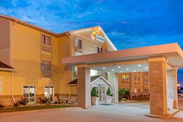 Pet Friendly Comfort Inn & Suites Near Route 66 Award Winning Gold Hotel 2021