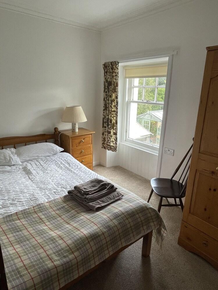 Pet Friendly Country Cottage in Central Scotland Near Mountains
