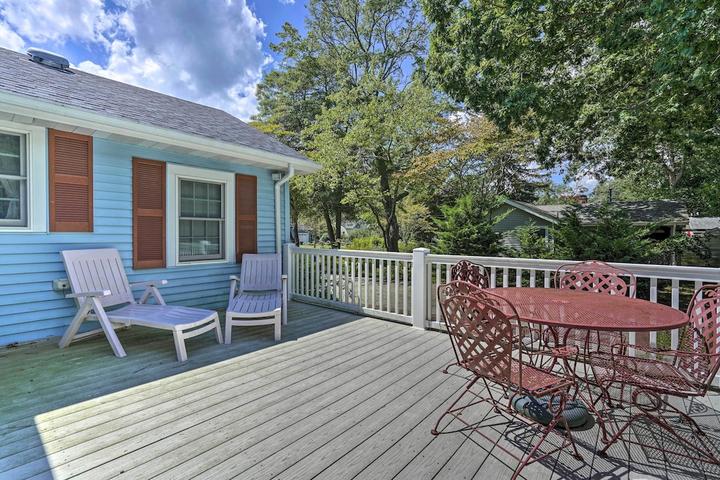 Pet Friendly Dog-Friendly Home with Furnished Deck