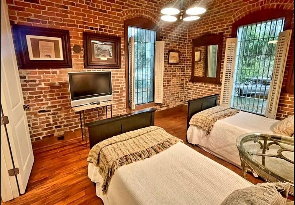 Eufaula's Old Town Jail Pet Policy