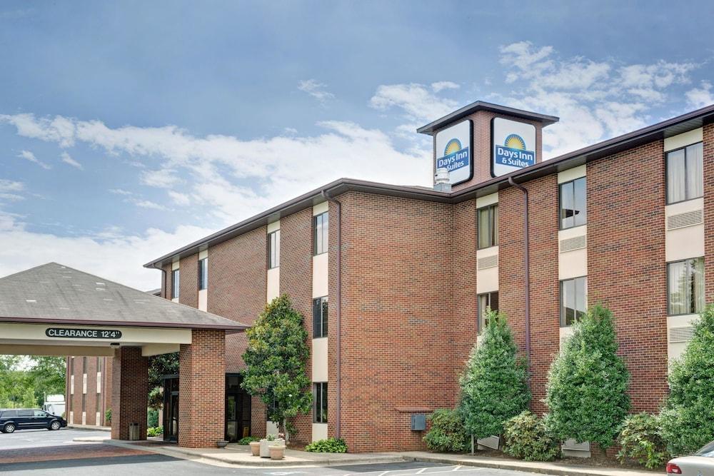 Pet Friendly Days Inn & Suites by Wyndham Hickory