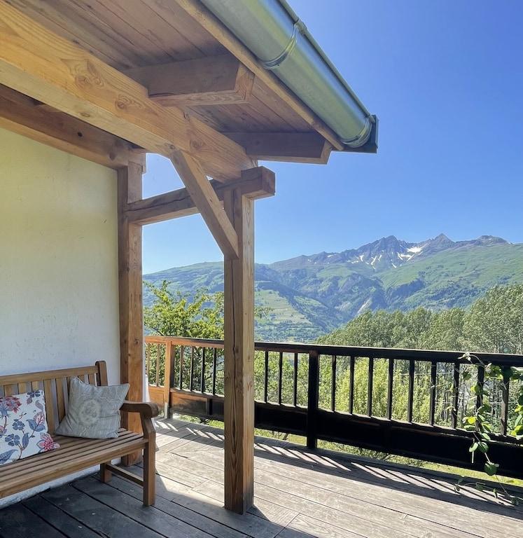 Pet Friendly Lovely Chalet with Spectacular Mountain Views