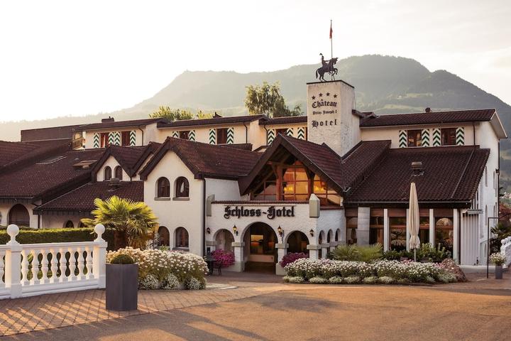 Pet Friendly Swiss-Chalet Merlischachen - Romantik Schloss-Hotel Am See