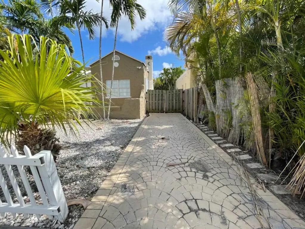 626 NE 4th Ct Hallandale Beach Pet Policy