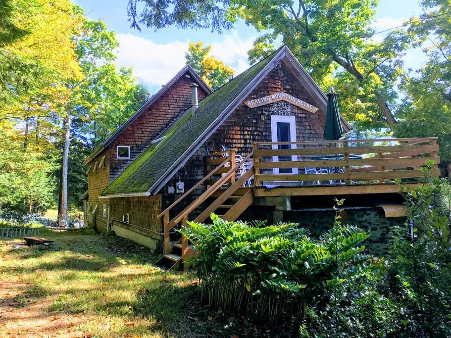 Lyndeborough Airbnb Rentals Pet Policy