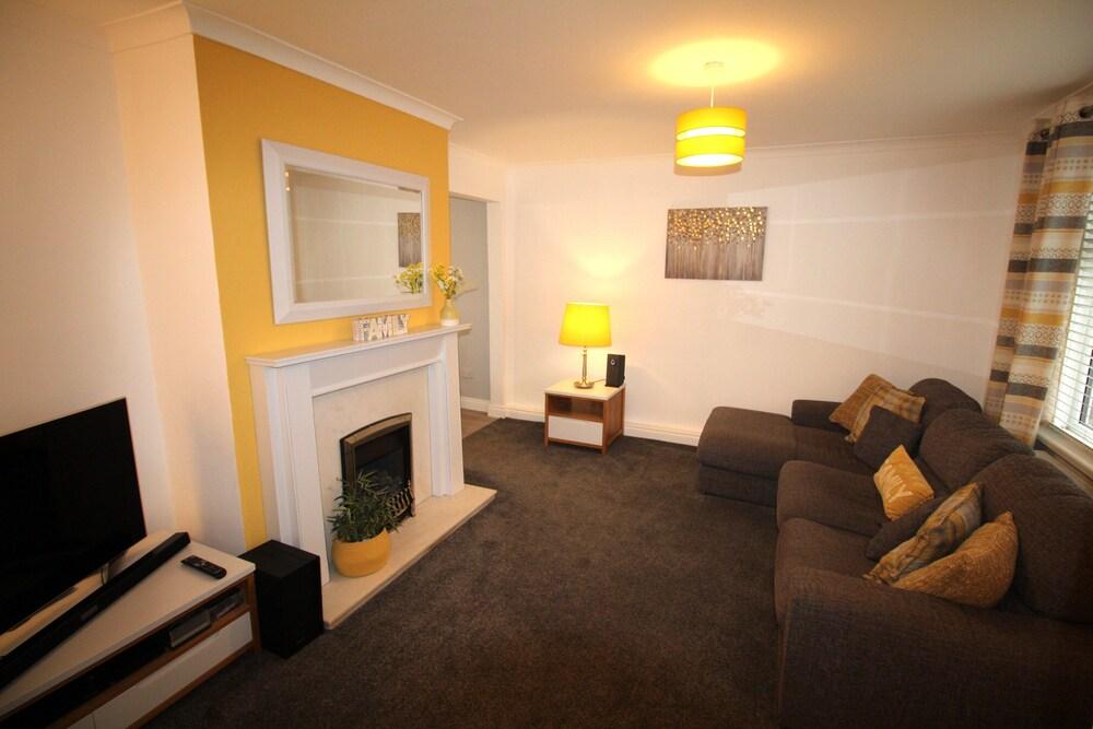 Pet Friendly 3 Bed House - Sleeps 6 - Fully Refurbished