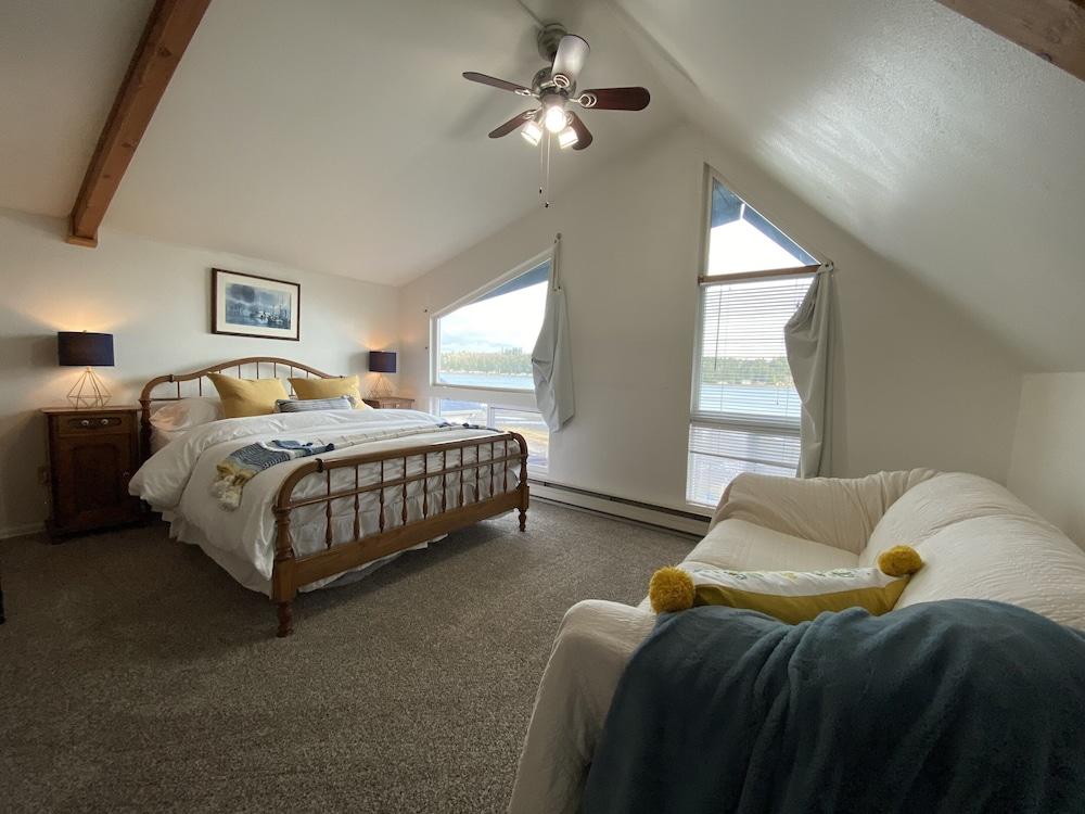 Pet Friendly Hank & Lucy's Beach House
