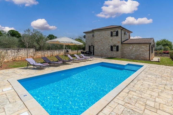 Pet Friendly Charming Villa Diana with a Pool